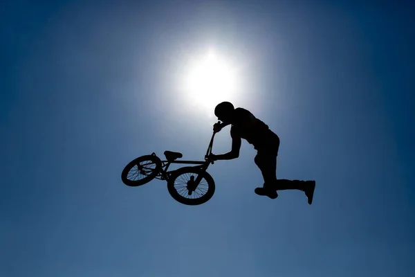 Silhouette Biker blauer Himmel — Stockfoto