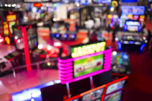 Máquinas tragamonedas borrosas en un casino — Foto de Stock