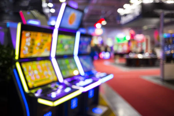 Verschwommene Spielautomaten in einem Casino — Stockfoto