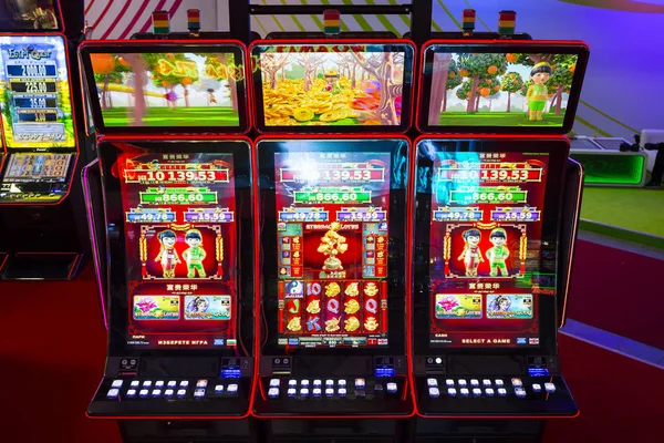 Máquinas tragamonedas de juegos en un casino — Foto de Stock