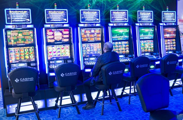 Máquinas tragamonedas de juegos en un casino —  Fotos de Stock