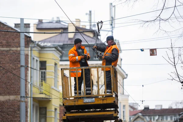 Tramwaj kable pracowników naprawy — Zdjęcie stockowe