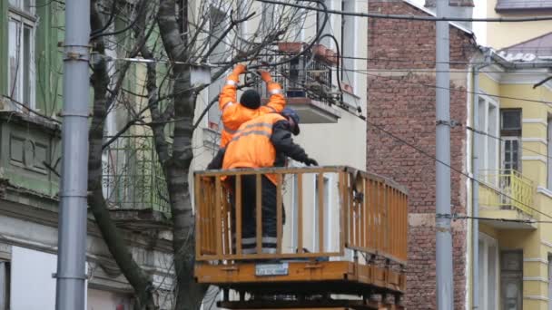 Tramvay kabloları işçi onarma — Stok video