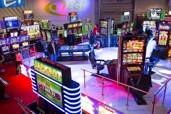 Зал казино джекпот ігрових автоматів — стокове фото