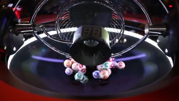 Bunte Lottokugeln in einer Kugel — Stockvideo