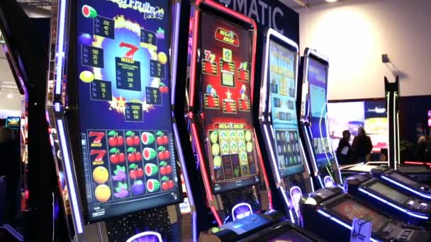 Ігровий автомат в казино пан — стокове відео