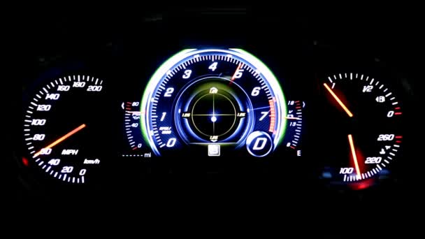 Modernes leichtes Auto Kilometerstand auf schwarzem Hintergrund mph — Stockvideo