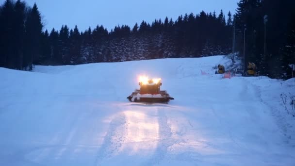 Caminhão de neve na pista de esqui — Vídeo de Stock