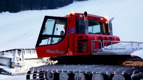 Caminhão de neve na pista de esqui — Vídeo de Stock