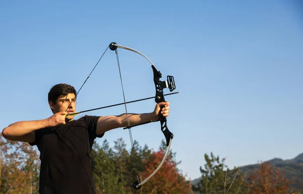 Archer draws his compound bow — Stock Photo, Image