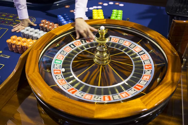 Table de roulette en bois dans une balle de casino — Photo