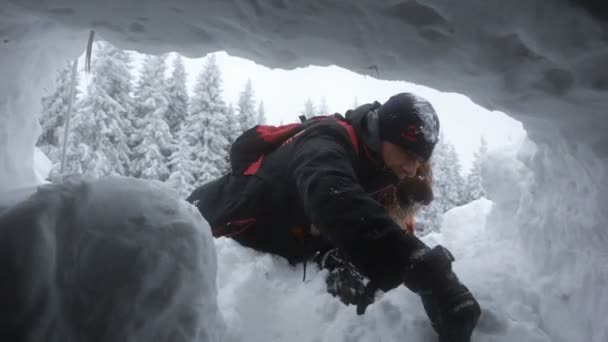 Röda korset räddare genom snö hål — Stockvideo