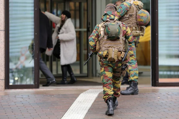 Belgian soldiers guard European institutions backs — Stock Photo, Image