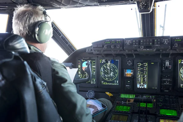 Drager van de militaire vliegtuig cockpit en piloten — Stockfoto