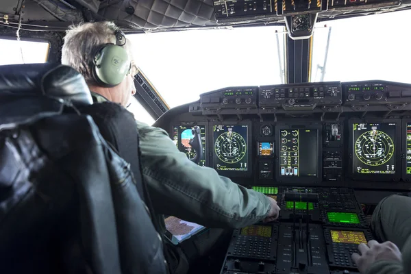 Kokpit samolotu wojskowego przewoźnika i pilotów — Zdjęcie stockowe