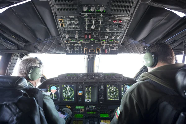 Askeri taşıyıcı uçak kokpiti ve pilotlar — Stok fotoğraf