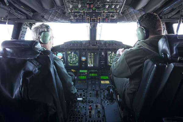 Kokpit samolotu wojskowego przewoźnika i pilotów — Zdjęcie stockowe