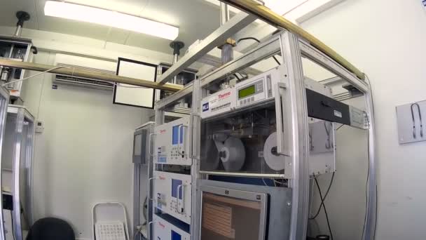 Máquinas de contaminación atmosférica en estación — Vídeos de Stock