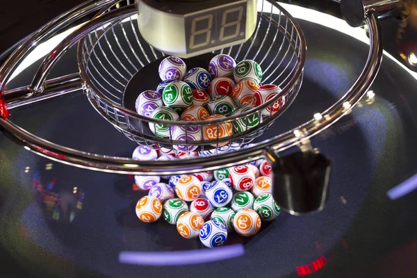 Bolas de lotería de colores en una máquina — Foto de Stock
