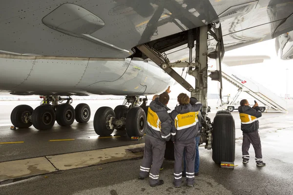 Airbus A380 opony pracowników — Zdjęcie stockowe