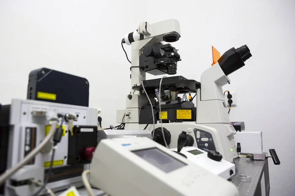 Сучасна мікроскопічна лабораторія мікробіології — стокове фото