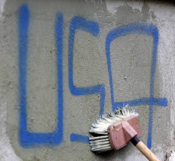 Cleaning graffiti brush — Stock Photo, Image