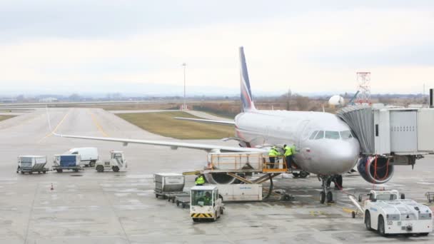 Chargement de l'avion russe — Video