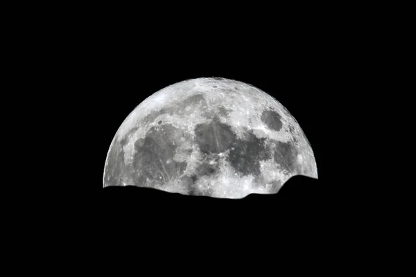 Luna llena saliendo sobre el horizonte — Foto de Stock