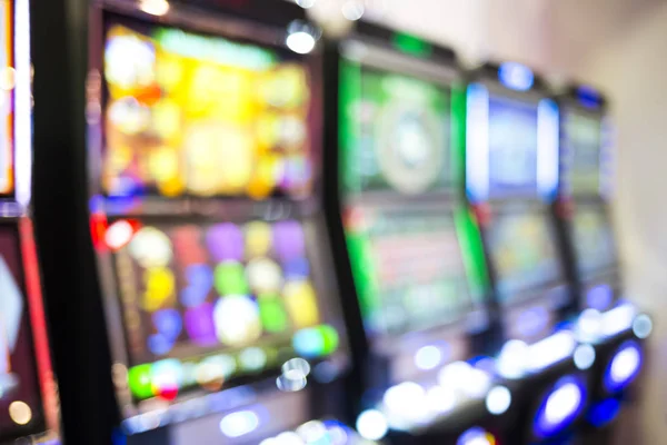 Máquinas tragamonedas borrosas en un casino — Foto de Stock