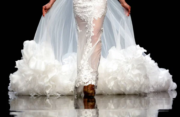 Desfile de moda pasarela hermoso vestido de novia —  Fotos de Stock