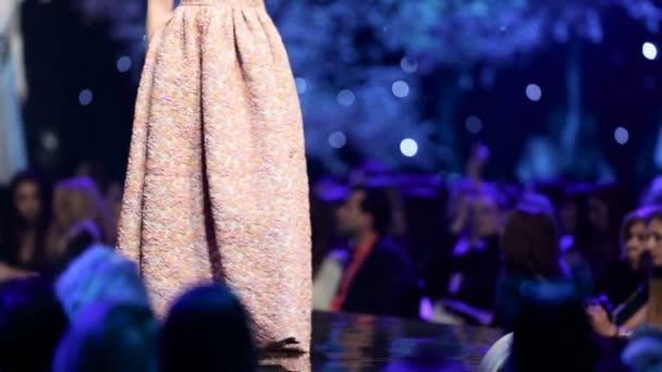 Moda desfile pista lindo vestido rosa — Vídeo de Stock