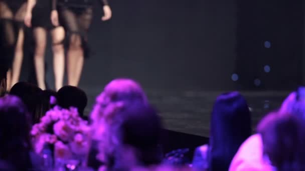패션 쇼 활주로 아름 다운 블랙 드레스 — 비디오