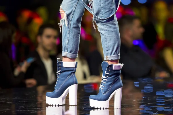 Fashion show runway beautiful blue shoes — Stock Photo, Image