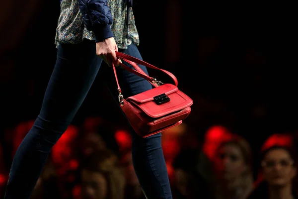 Modenschau Laufsteg rote Handtasche — Stockfoto