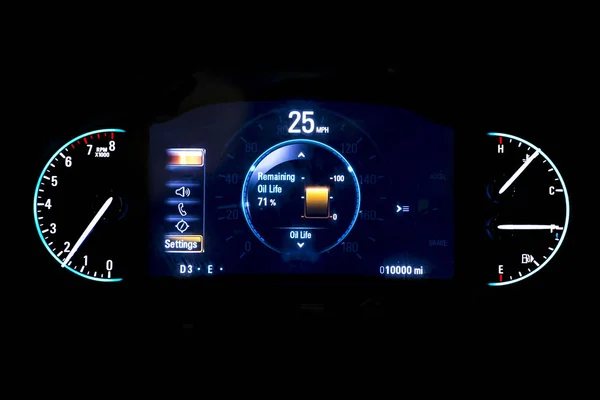 Modernes leichtes Auto Laufleistung auf schwarzem Hintergrund 25 km / h. — Stockfoto