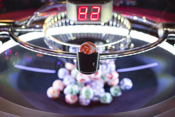 Boules de loterie colorées dans une machine 23 — Photo