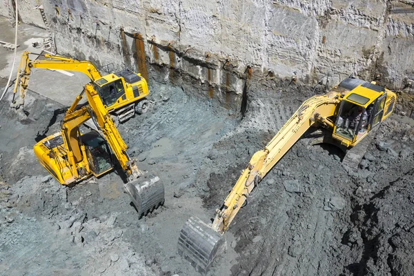 Kotrógépek Baggers ásni egy építkezésen — Stock Fotó