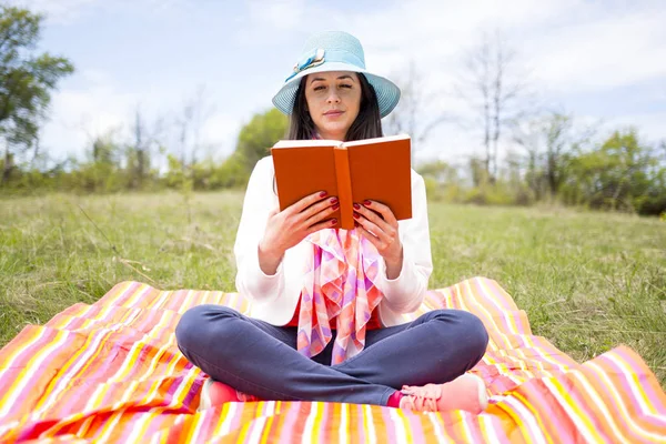 Jovem sorridente atraente com livro — Fotografia de Stock