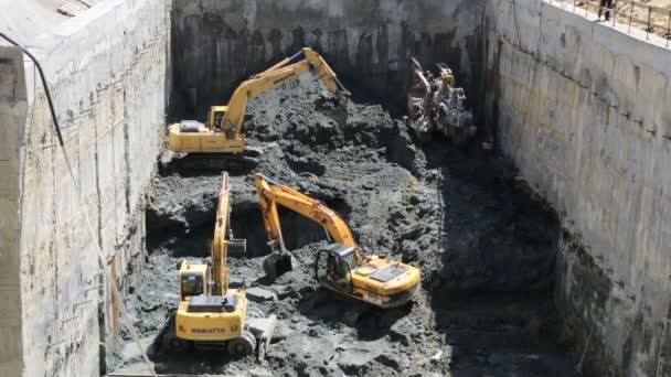 Grävmaskiner Baggers gräva på en byggarbetsplats — Stockvideo