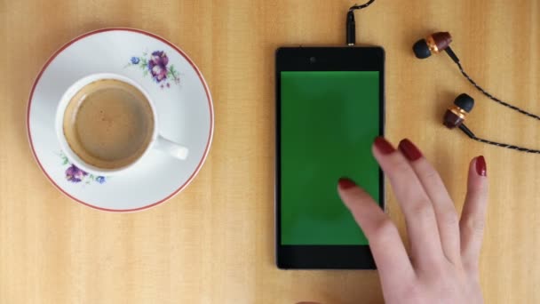 Smartphone verde tela mulher mão gestos — Vídeo de Stock