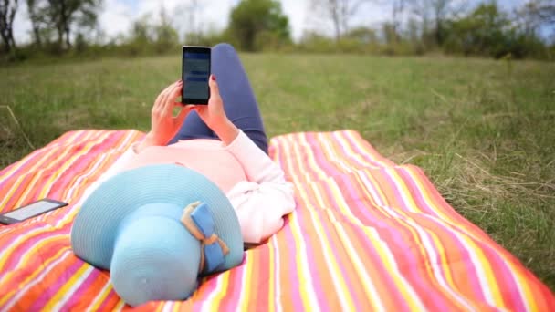 Attraente sorridente giovane donna con il telefono. Slide slider — Video Stock