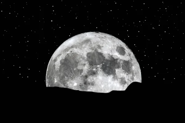 Lua cheia subindo sobre as estrelas do horizonte — Fotografia de Stock