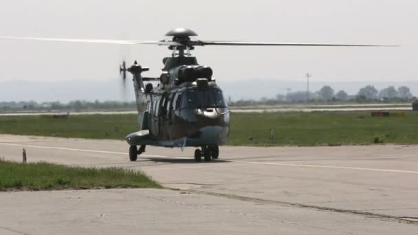Военный вертолет в аэропорту — стоковое видео