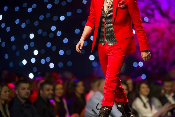 Modenschau Laufsteg modernen roten Anzug — Stockfoto