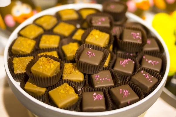 Karamell und Schokoladenwürfel — Stockfoto