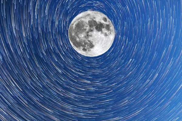 Vía Láctea y la Luna llena timelapsein modo cometa — Foto de Stock