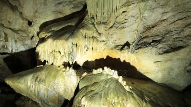 Внутри красивой красочной пещеры — стоковое видео