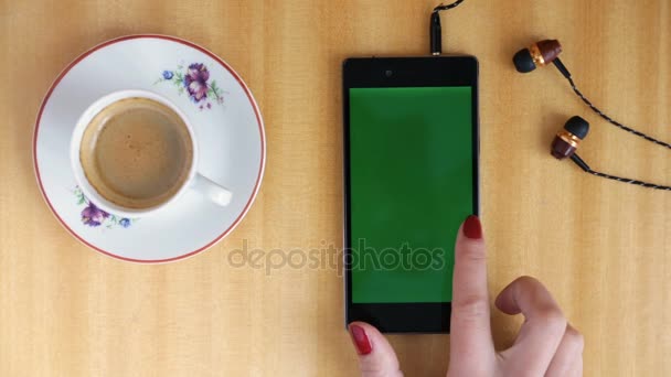 Smartphone tela verde mulher mão slide — Vídeo de Stock