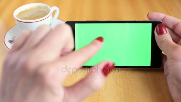 Smartphone groen scherm vrouw hand — Stockvideo