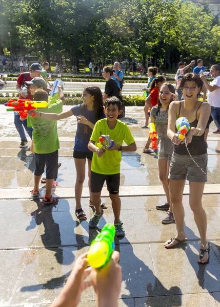 Pistola de agua lucha verano — Foto de Stock